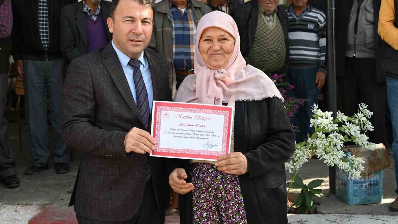Tavas’ta Zeytin Çiftçi Tarla Okulu 31 üreticiyi mezun etti