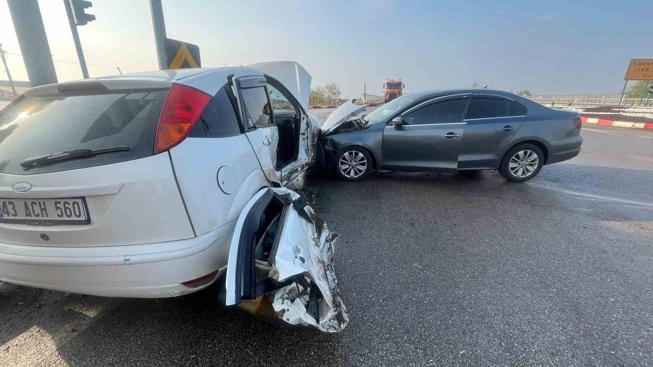 Tavşanlı’da Balıkesir Işıklı Kavşağı’nda trafik kazası: 1 yaralı