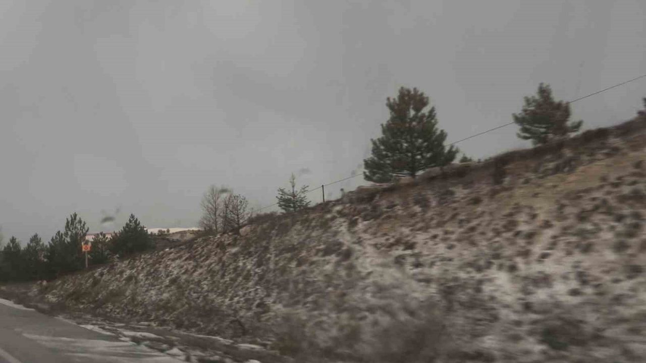 Tavşanlı'da Ceviz Büyüklüğünde Dolu Yağışı Hayatı Olumsuz Etkiledi