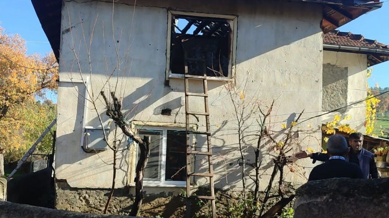 Tavşanlı'da iki katlı ahşap ev yanarak kullanılamaz hale geldi