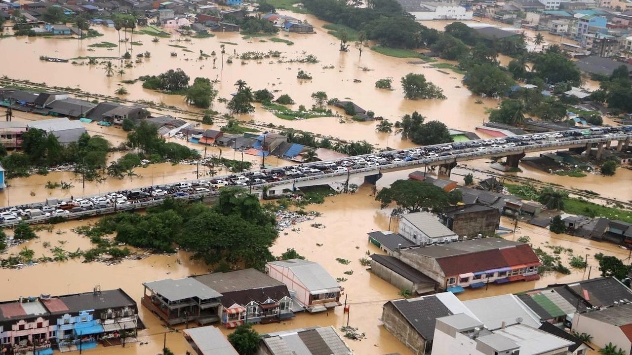 Tayland ve Vietnam'da seller: Tayland'da can kaybı 33, Vietnam'da 98