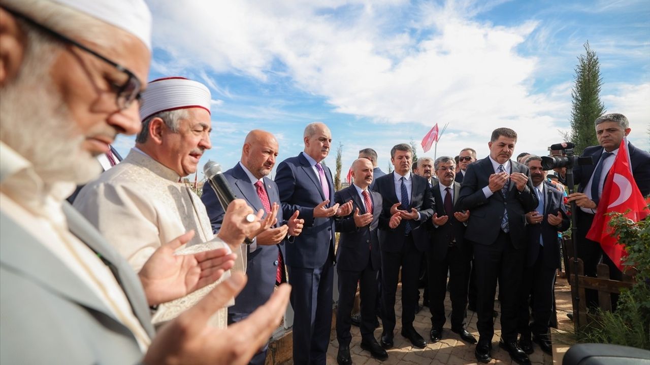 TBMM Başkanı Kurtulmuş'tan Deprem Şehitleri Mezarlığı Ziyareti