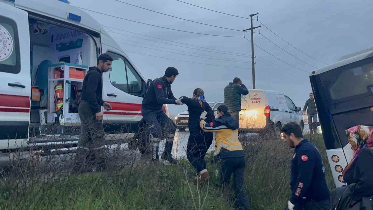 Tekirdağ Çorlu'da belediye otobüsü tarlaya girdi: 2 yaralı