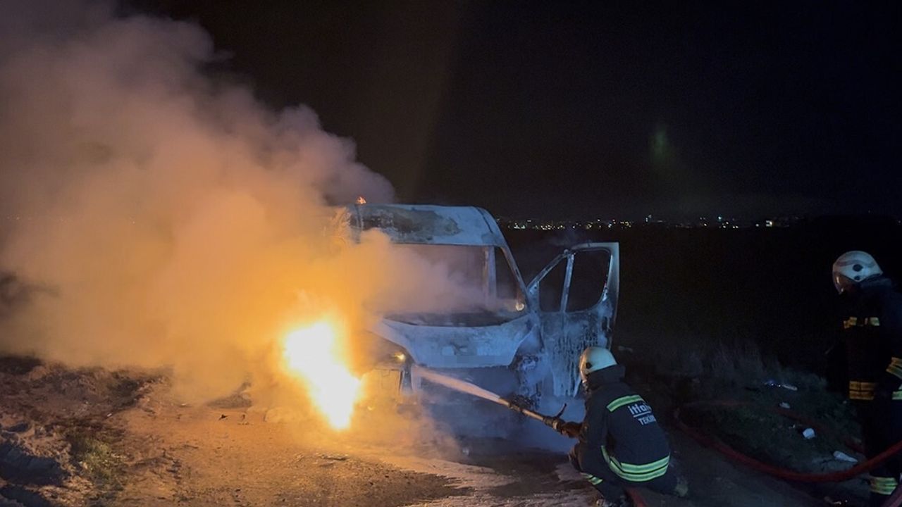 Tekirdağ Çorlu'da park halindeki panelvan alev aldı, sürücü yaralandı