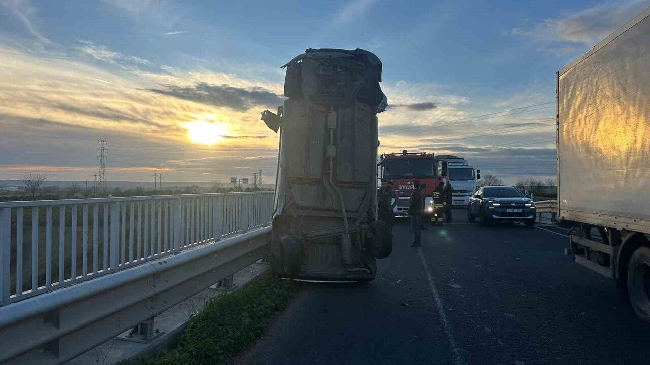 Tekirdağ'da köprüde ilginç kaza: Bariyere çarpan araç dik durdu, 2 yaralı
