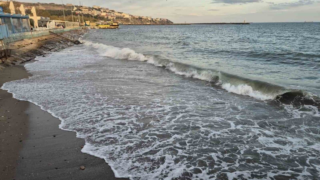Tekirdağ'da lodos: Balıkçılar iki gündür denize açılamıyor