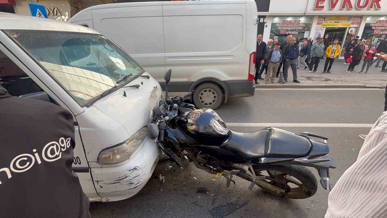 Tekirdağ'da motosikletle kamyonet kafa kafaya çarpıştı: 2 yaralı