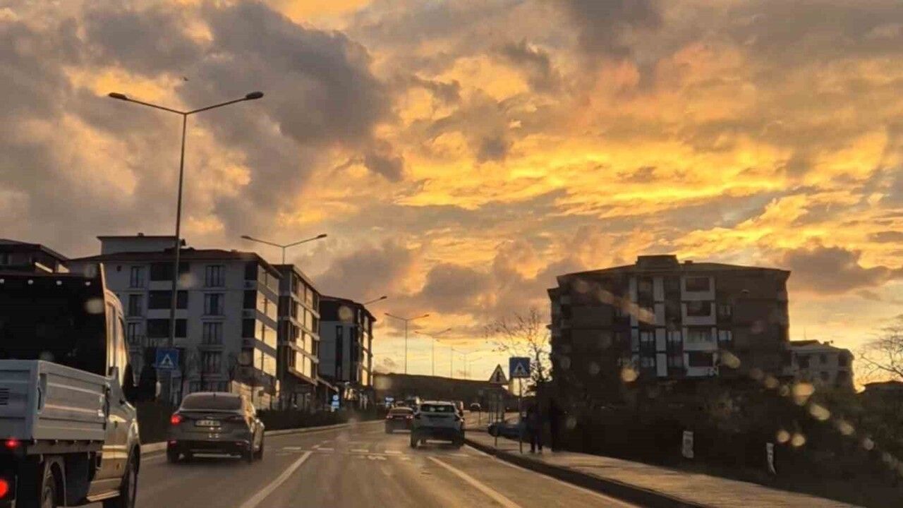 Tekirdağ'da Sabahın Altın Tonları: Süleymanpaşa'da Kartpostallık Gökyüzü