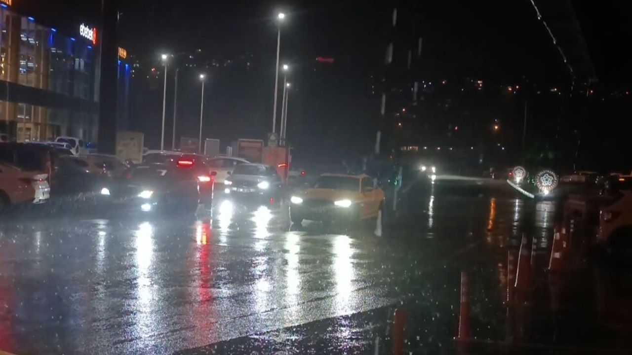Tekirdağ'da sağanak akşam saatlerinde şiddetlendi