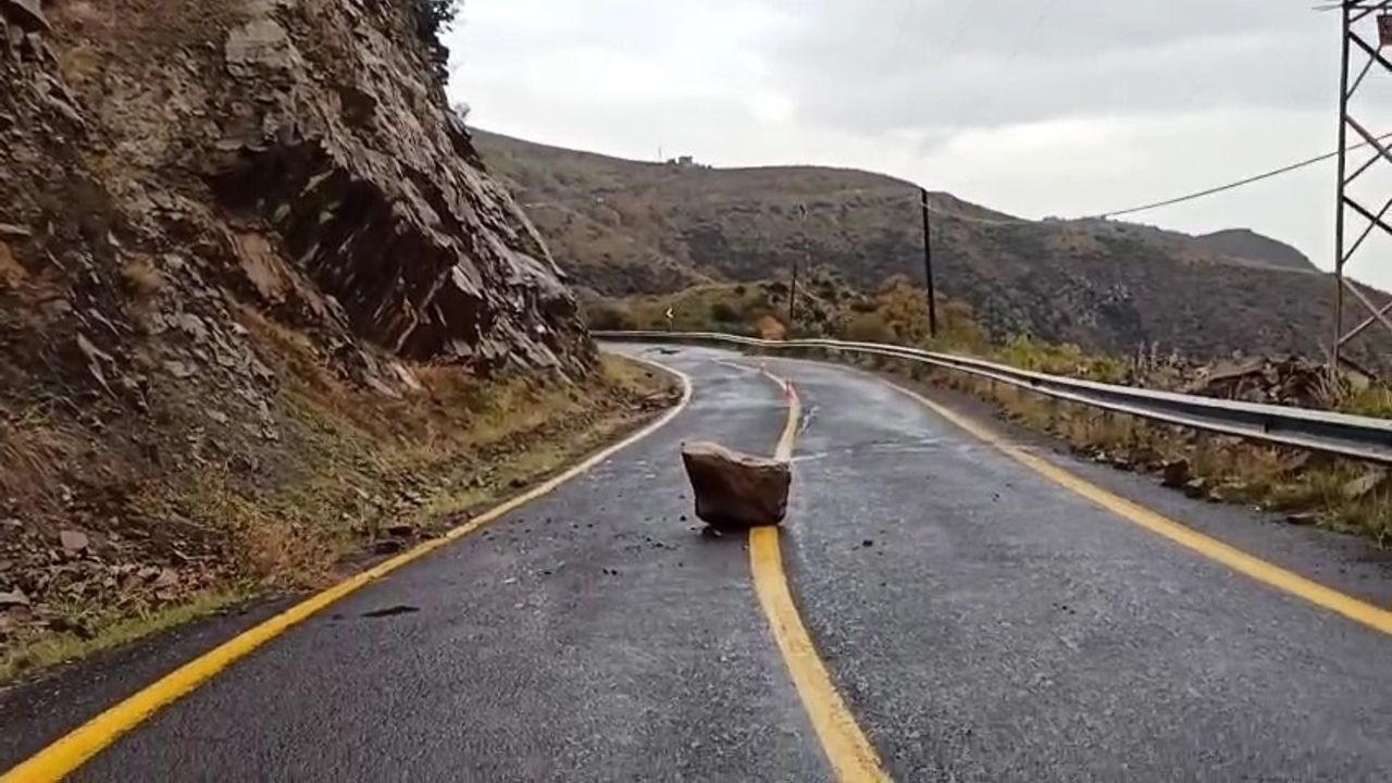 Tekirdağ'da yağış sonrası Yeniköy-Uçmakdere yoluna kaya parçaları düştü