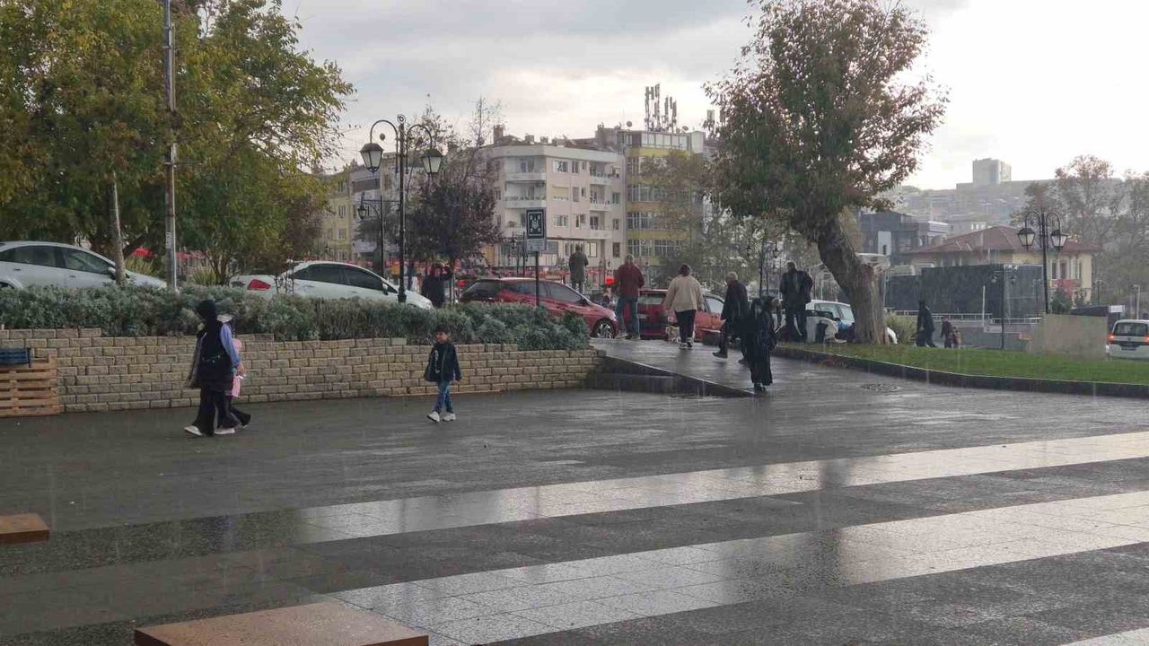 Tekirdağ Süleymanpaşa’da aniden bastıran sağanak yaşamı olumsuz etkiledi