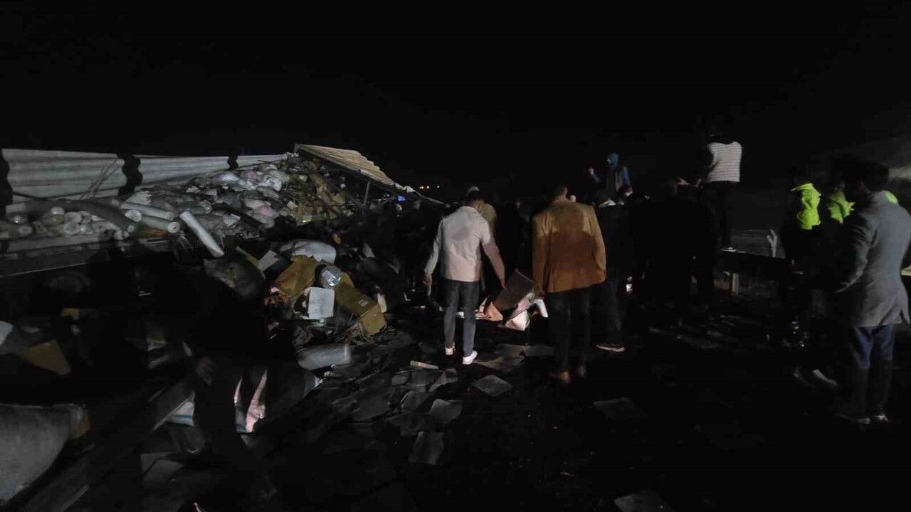 Tekstil yüklü tır Şanlıurfa GAP Havalimanı yakınında devrildi