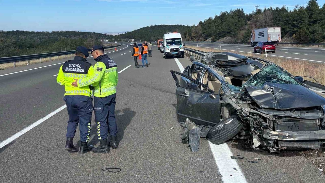 TEM Otoyolu Cankurtaran'da otomobil kamyona çarptı — 3 yaralı