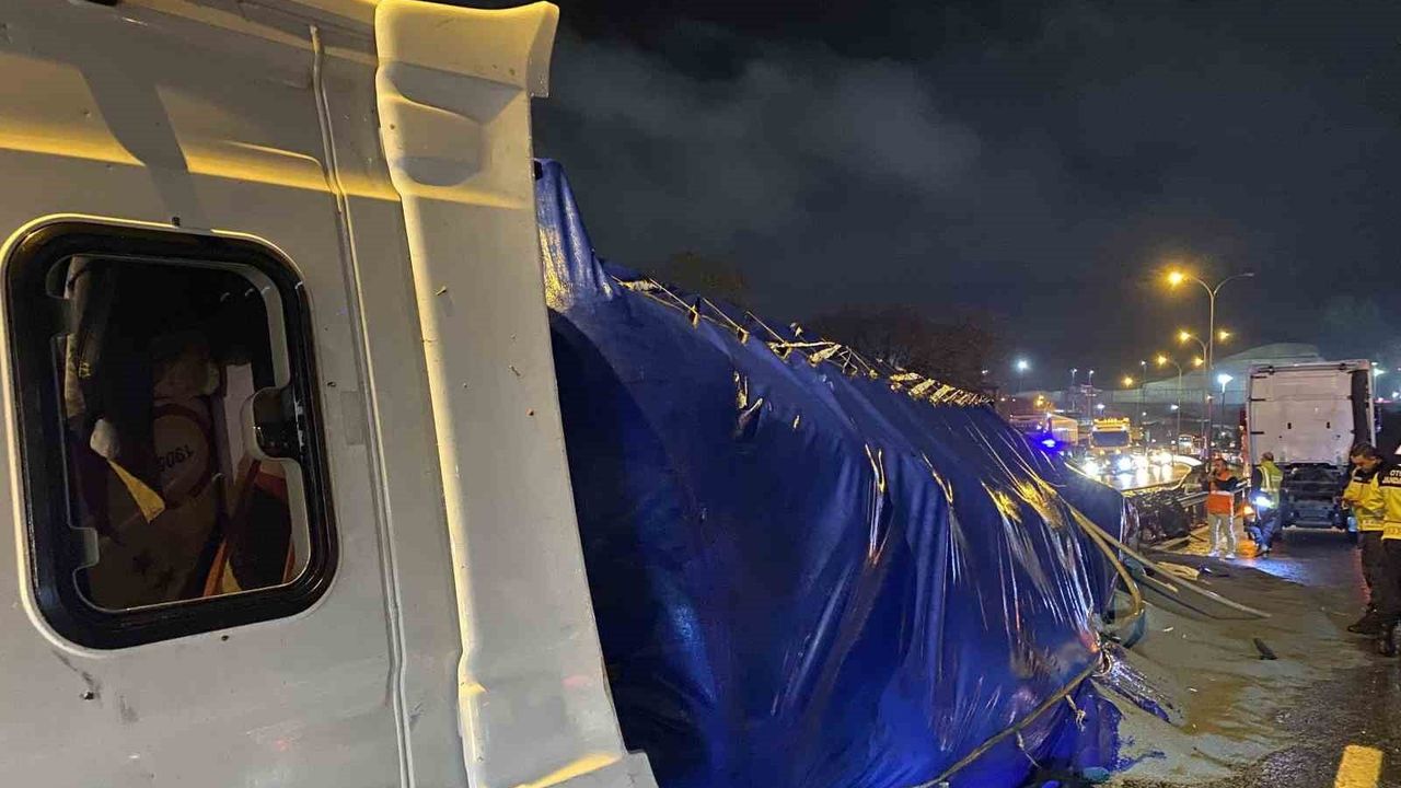 TEM Otoyolu'nda granül yüklü tır devrildi: 1 yaralı