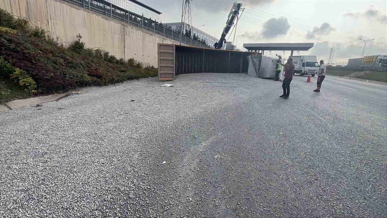 TEM Otoyolu Şekerpınar'da mıcır yüklü kamyon devrildi — 1 yaralı