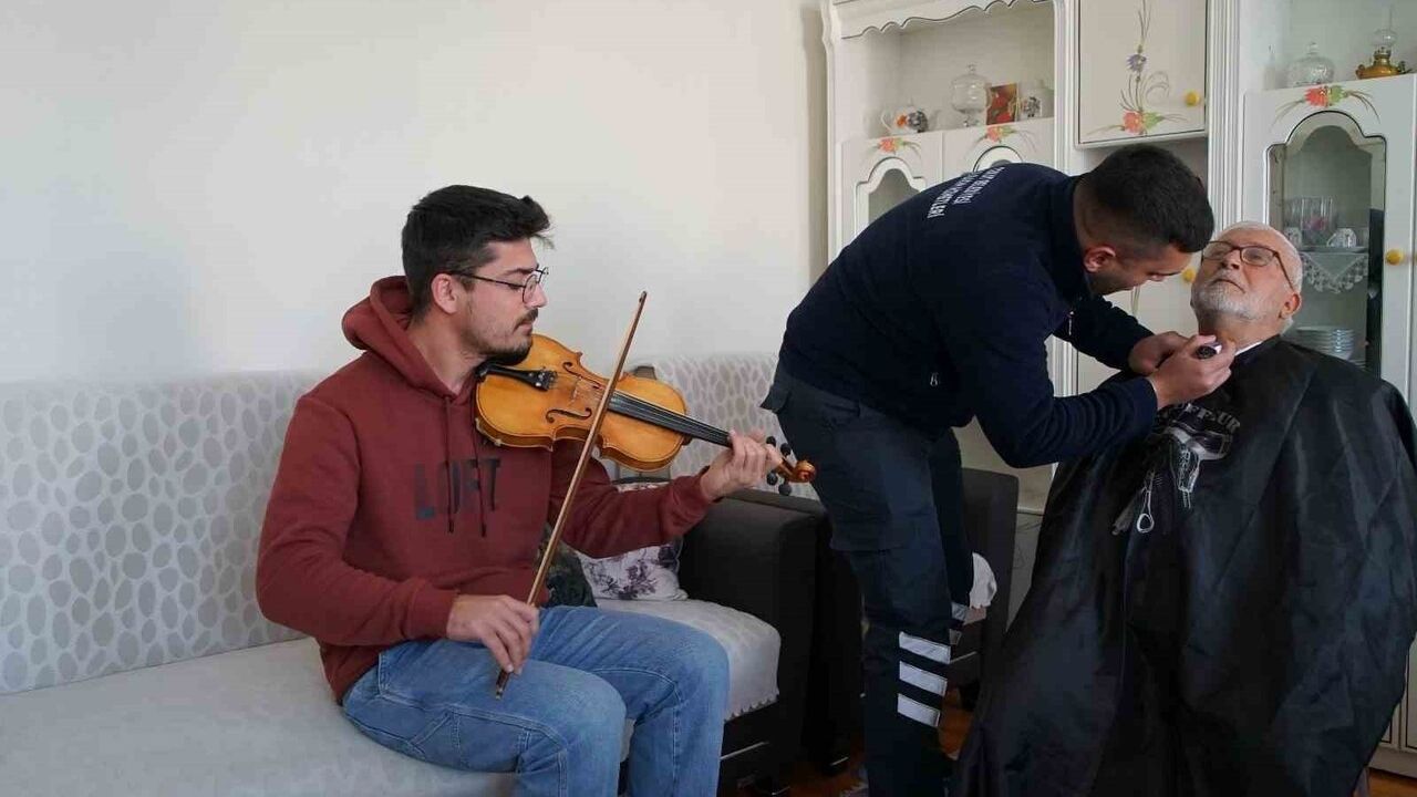 Tokat Belediyesi'nden Evde Bakımda Temizlik ve Canlı Müzik Sürprizi