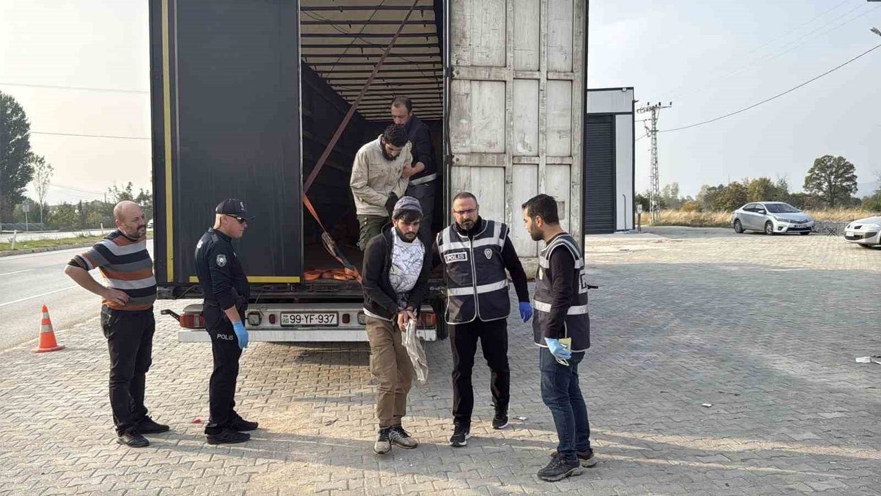 Tokat Erbaa’da dorsesinde 11 kaçak göçmen bulunan tır sürücüsü tutuklandı
