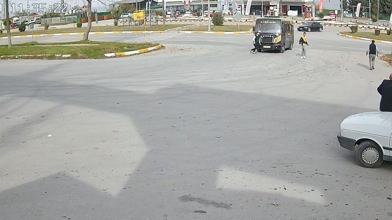 Tokat Erbaa'da minibüs motosiklete çarptı: 2 yaralı