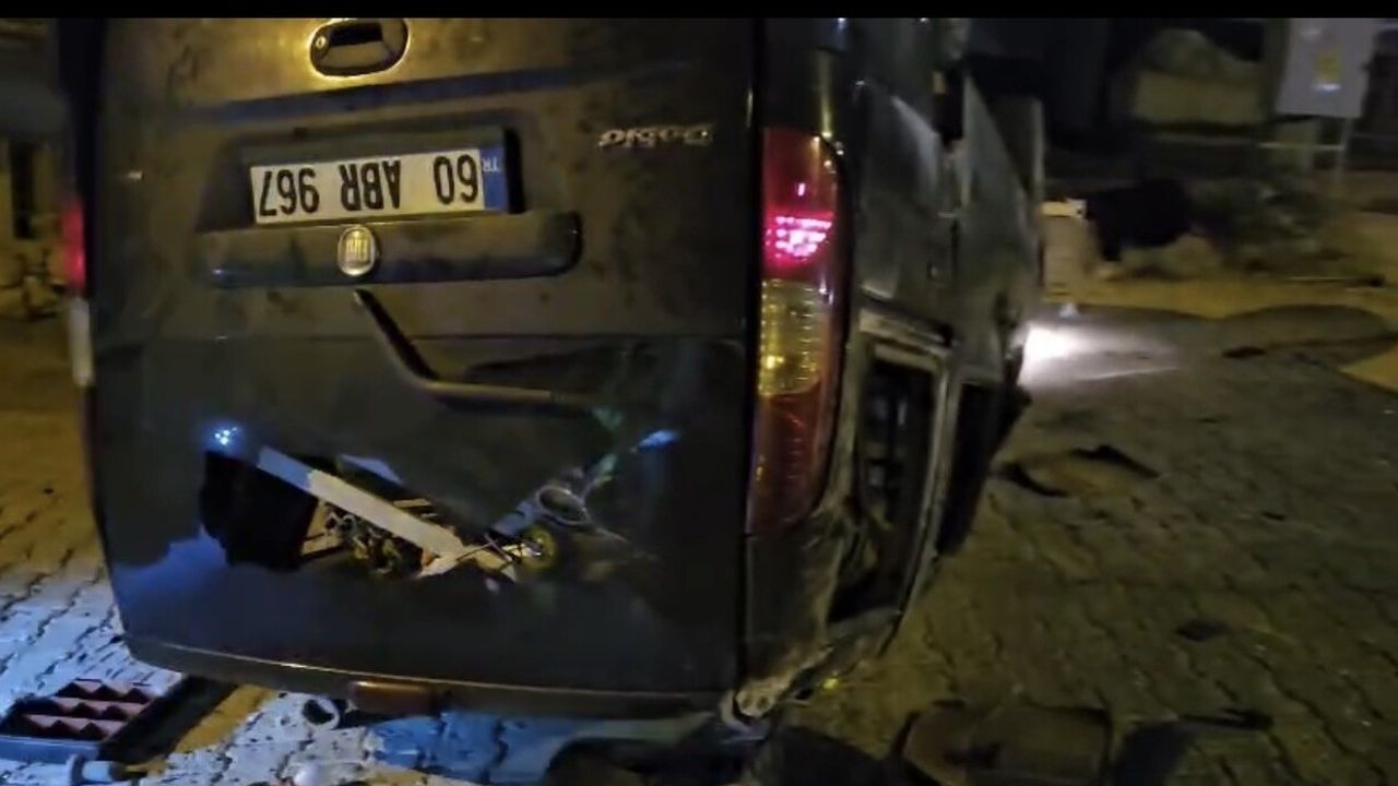 Tokat'ta hafif ticari araç takla attı: 5 yaralı