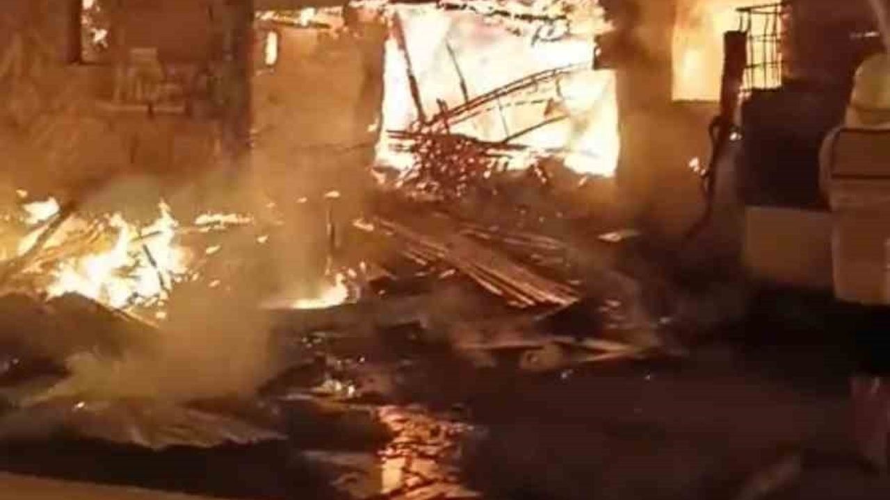 Tokat'ta iki katlı ahşap ev yandı: görme engelli kişi hayatını kaybetti