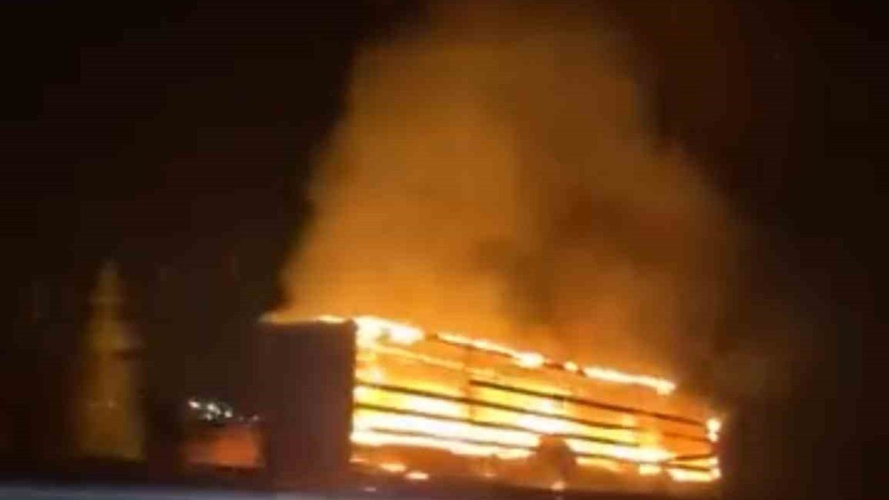 Tokat'ta seyir halindeki tırın lastiği alev aldı