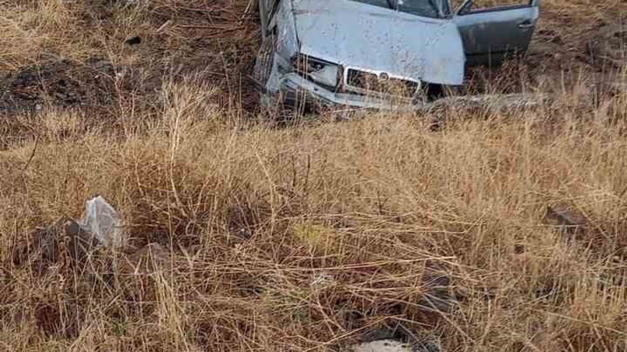 Tomarza'da kontrolden çıkan otomobil boş araziye uçtu: 1 yaralı