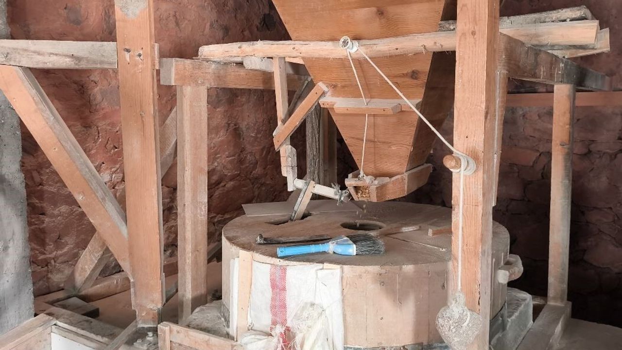 Torbalı'da 80 yıllık su değirmeni geleneksel yöntemlerle un öğütmeyi sürdürüyor