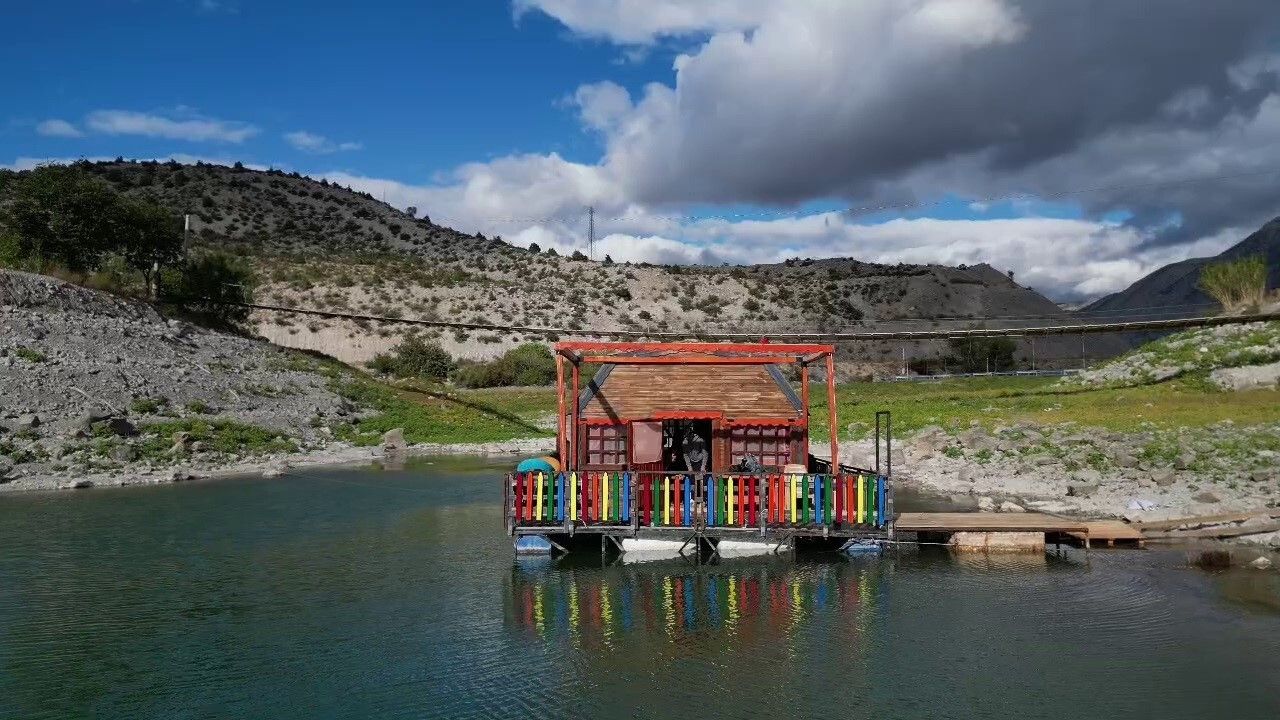 Tortum Gölü'nde Yüzen Ev Uzundere'ye Turizm Katıyor