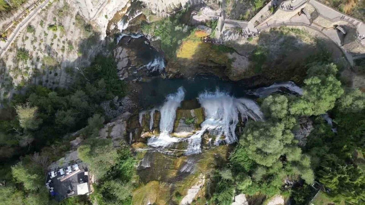 Tortum Şelalesi'nde Sonbahar Ziyaretçi Akını