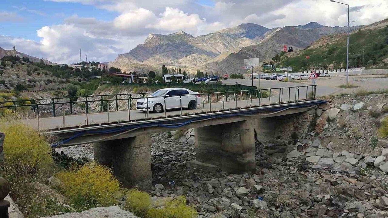 Tortum Şelalesi önündeki eski köprü yaya ve araç güvenliğini tehdit ediyor