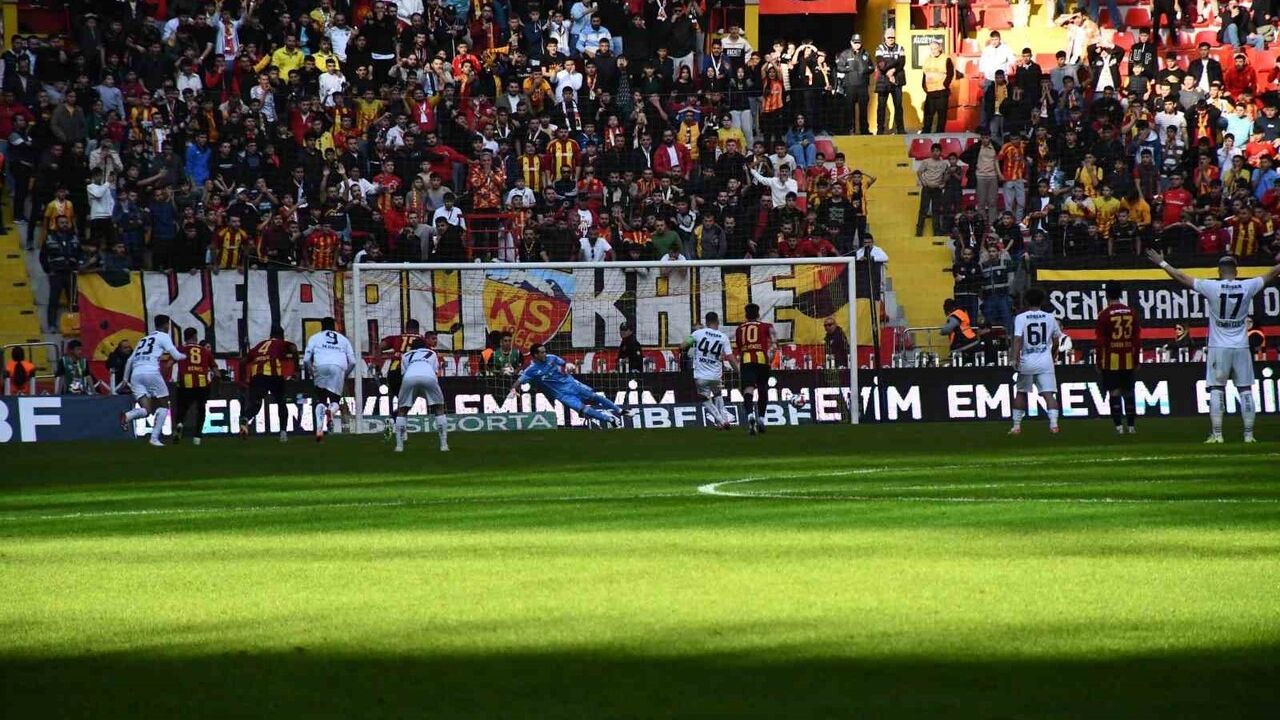Trendyol Süper Lig 13. Hafta: Kayserispor 0 - Gaziantep FK 2 (İlk Yarı)
