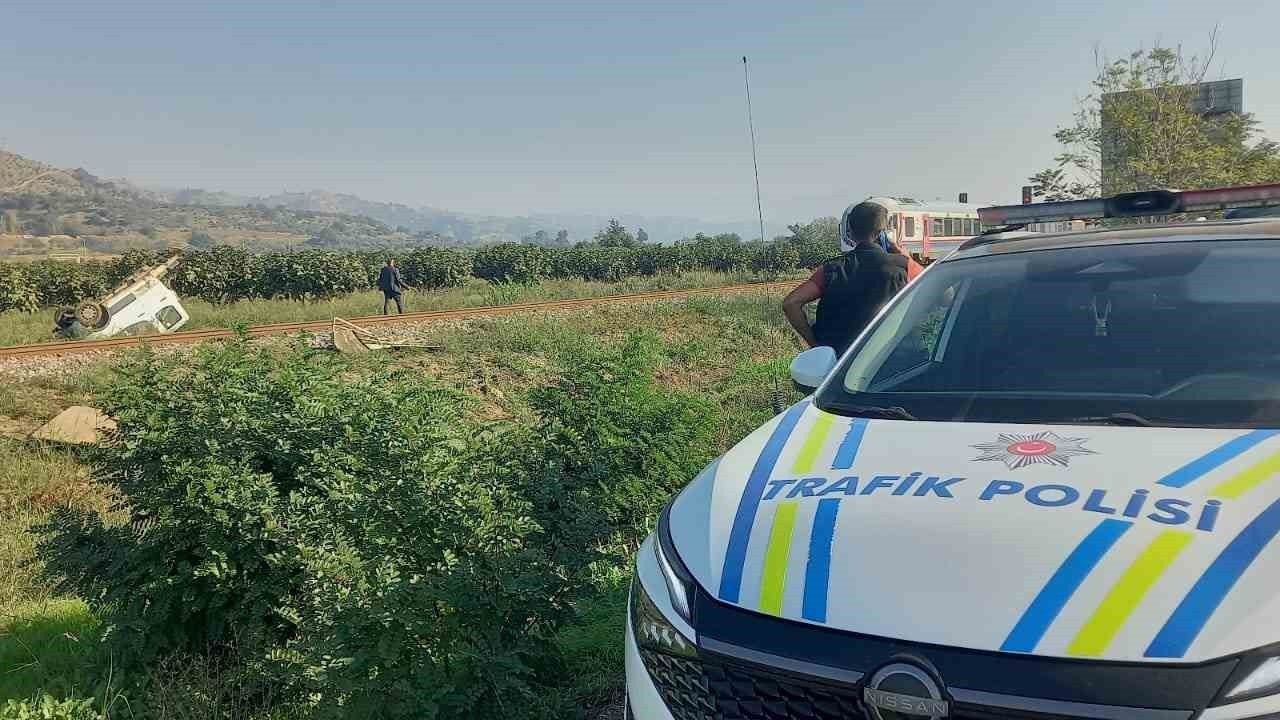 Trenin Çarptığı Kamyonet İkiye Bölündü: 1 Yaralı