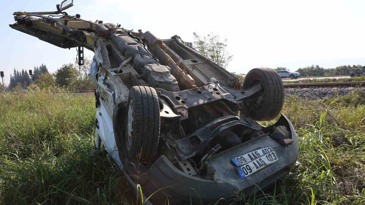 Trenin Çarptığı Kamyonet Paramparça Oldu