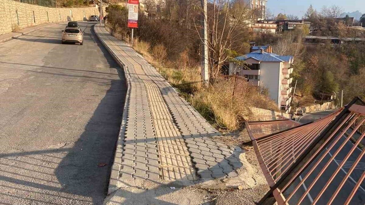 Tunceli'de kamyonet 7 metre yükseklikten düştü: 4 yaralı