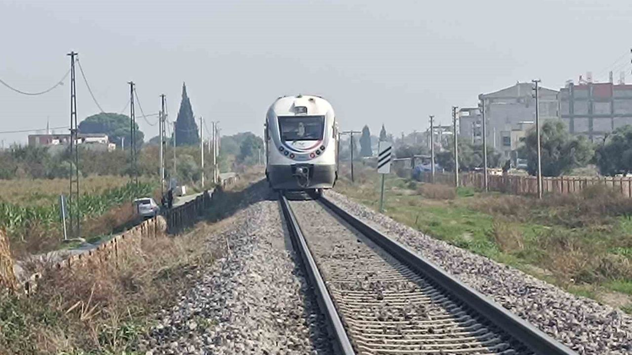 Turgutlu'da Hemzemin Geçitte Kaza: Kamyonetin Kasası Koptu