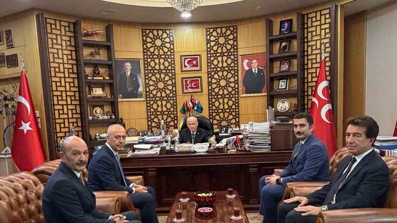 Türkiye Bisiklet Federasyonu heyetinden Devlet Bahçeli'ye ziyaret ve 60. Tur şampiyonluk kupası takdimi