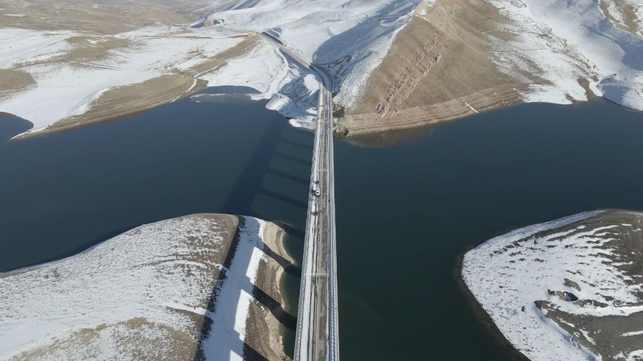 Turnaçayırı Barajı'nda kartpostallık kış manzarası