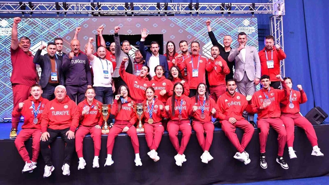 U23 Avrupa Boks Şampiyonası’nda milliler takım halinde birinci oldu