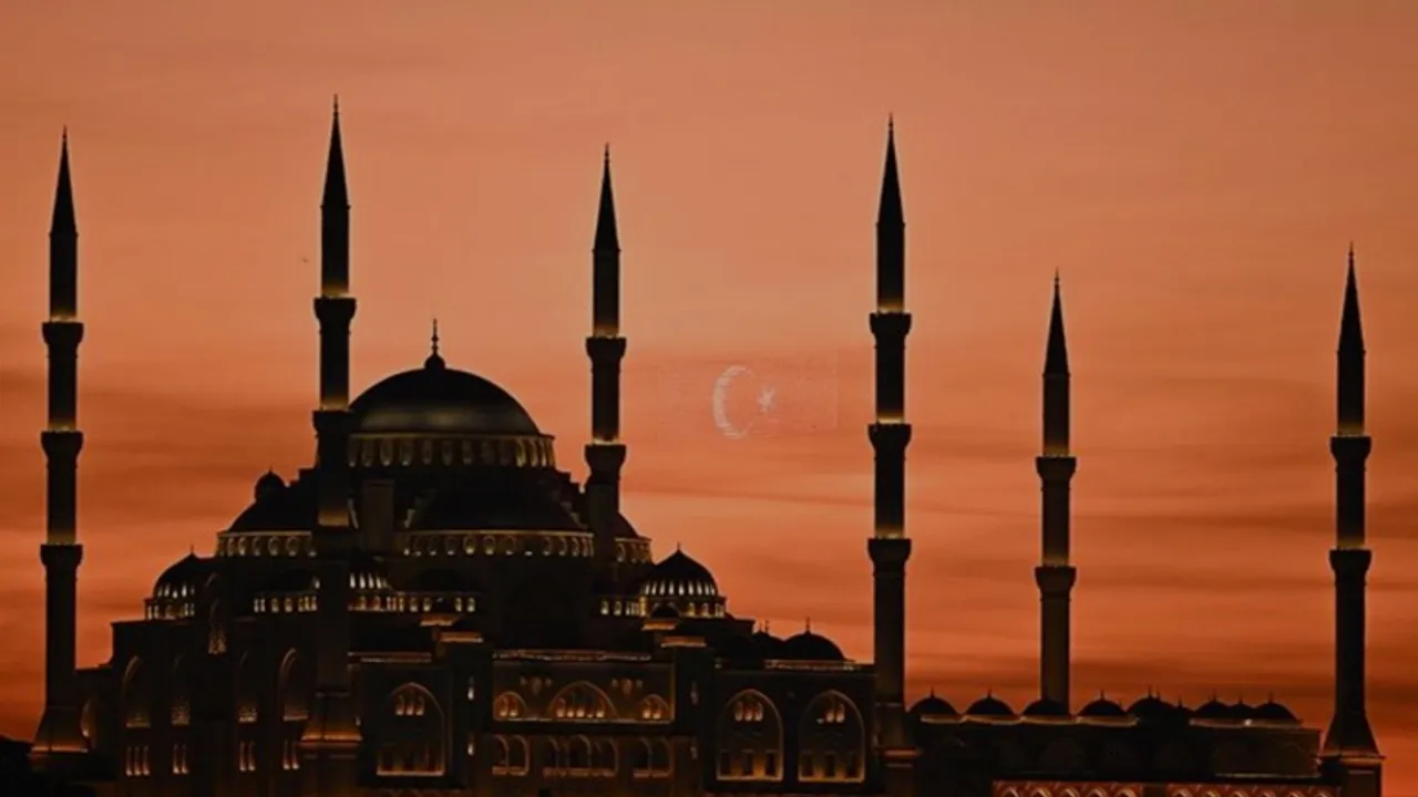Üç Aylar Ne Zaman Başlıyor? Diyanet 2025-2026 Dini Günler Takvimi Açıklandı! İşte Recep, Şaban, Ramazan ve Kandil Tarihleri