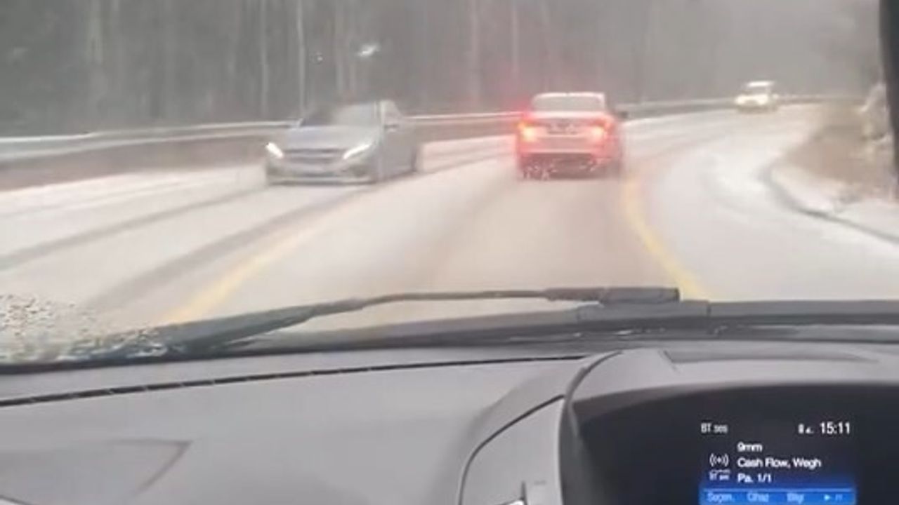 Uludağ’da kar yağışı başladı, zirve beyaza büründü