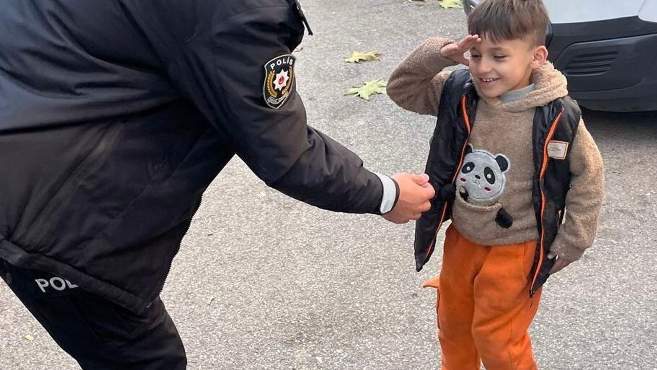Uludere'de Bir Çocuğun Asker Selamı İlçe Emniyet Amirinden Sıcak Karşılık Buldu