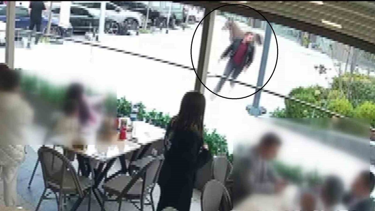 Ümraniye'de başıboş at sokakta vatandaşları kovaladı