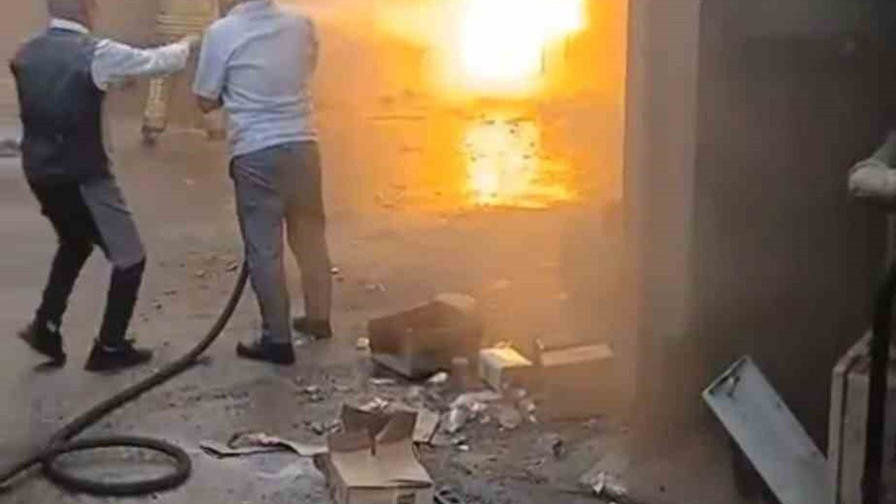 Ümraniye'de depo yangını: İşçi dumandan etkilendi