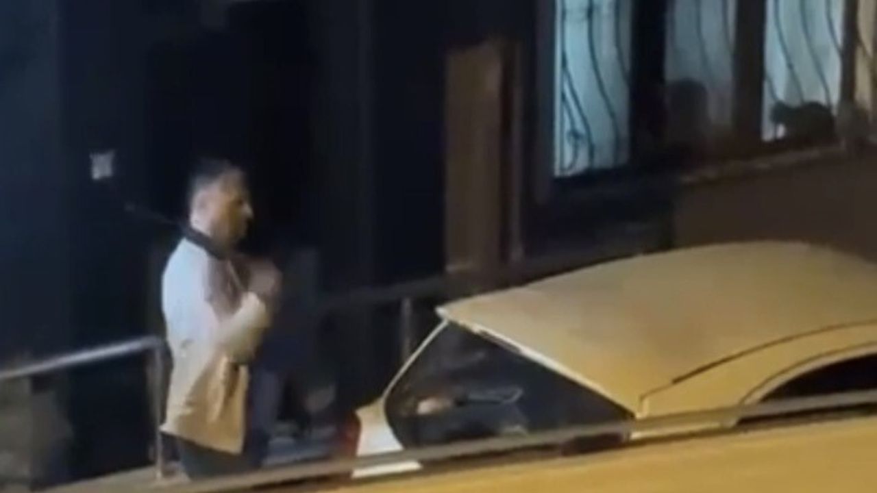 Ümraniye'de eşi ve komşusunun araçlarına sopayla saldırı, anlar cep telefonuna yansıdı