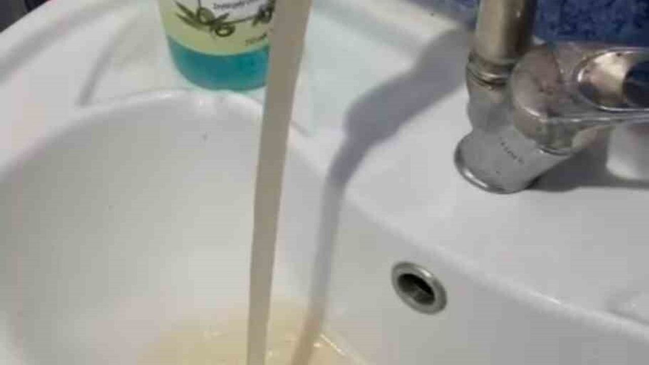 Ümraniye'de musluklardan kirli su akması tepkilere yol açtı