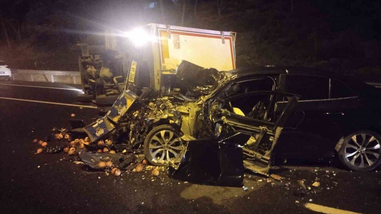 Ümraniye’de otomobil kamyonete çarptı: 2 yaralı