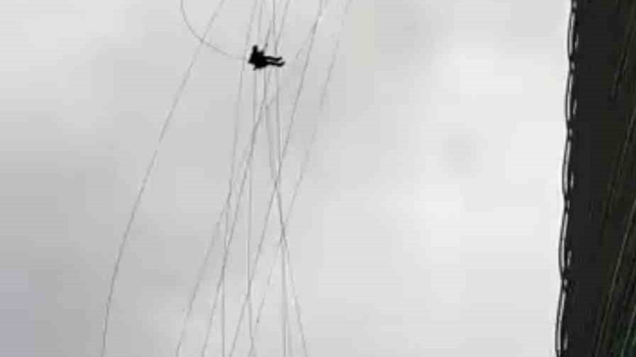 Ümraniye'de rüzgar gökdelenin dış cephesinde çalışan işçileri metrelerce yüksekte savurdu