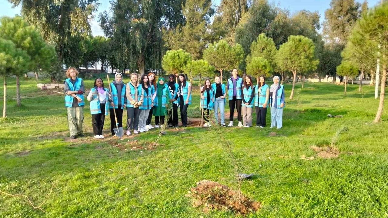 Üniversite öğrencileri yurt bahçelerini yeşillendirdi