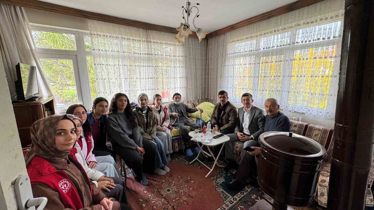 Üniversiteliler Mudurnu'nun asırlık çınarı Abdullah Çetin'i ziyaret etti