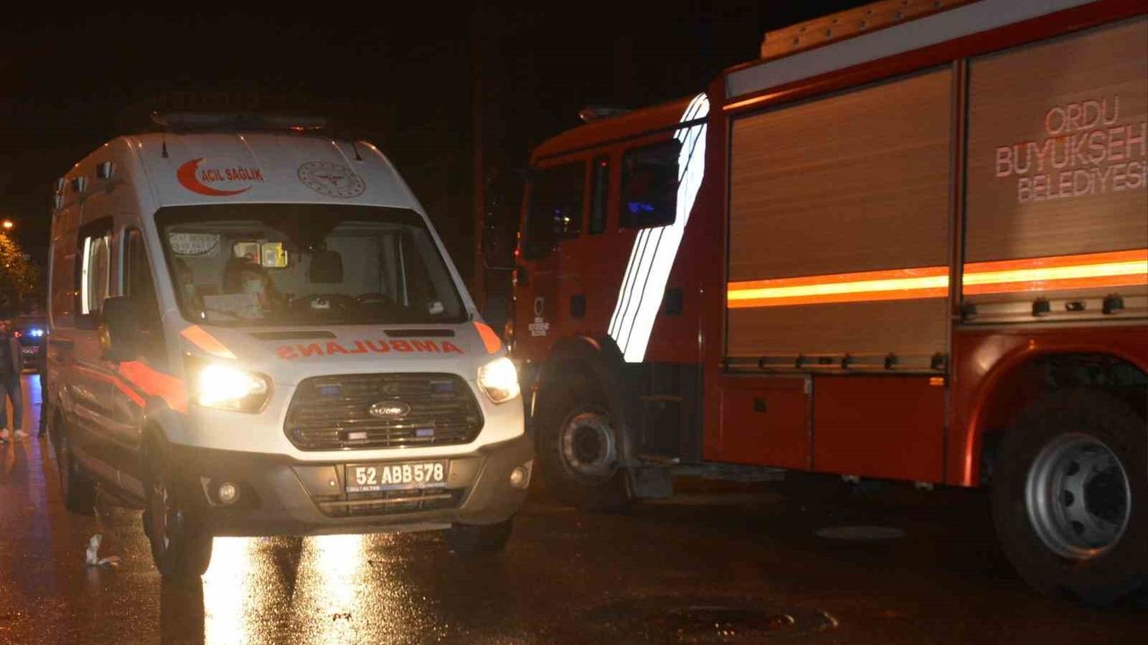 Ünye'de çatı katında çıkan yangın itfaiye ekiplerince söndürüldü